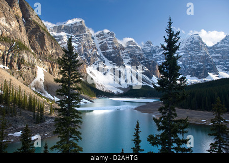 MORAINE LAKE WENNKCHEMNA PEAKS BANFF NATIONAL PARK ALBERTA CANADA Stock Photo