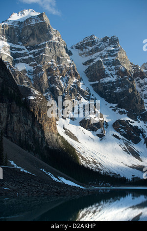 MORAINE LAKE WENNKCHEMNA PEAKS BANFF NATIONAL PARK ALBERTA CANADA Stock Photo