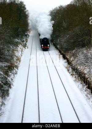 The VS Orient Express Steam Locomotive SR Merchant Navy Clan Line Class 4-6-2 No 35028 speeds through snowy Reigate in Surrey, 1501hrs Friday 18th January 2013 en route to London Victoria, UK. Photo by Lindsay Constable/Alamy Live News Stock Photo