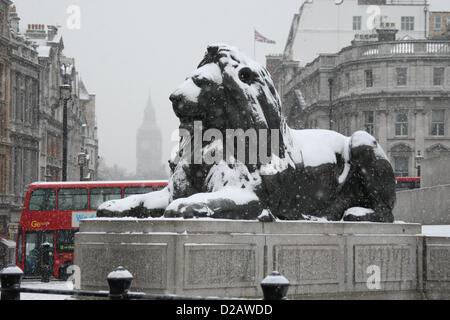 LION STATUE IN THE SNOW & BIG BEN GENERAL SNOW VIEWS AROUND LONDON LONDON ENGLAND UK 18 January 2013 Stock Photo