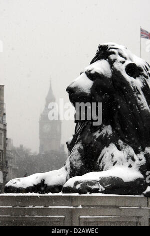 LION STATUE IN THE SNOW & BIG BEN GENERAL SNOW VIEWS AROUND LONDON LONDON ENGLAND UK 18 January 2013 Stock Photo