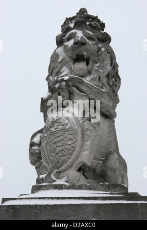 BUCKINGHAM PALACE LION STATUE IN THE SNOW GENERAL SNOW VIEWS AROUND LONDON LONDON ENGLAND UK 18 January 2013 Stock Photo