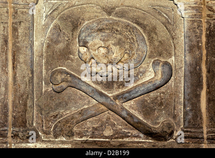 Skull and crossbones on the grave of William Baker, d.1648, in St Mary's Priory Church, Abergavenny, Wales, UK Stock Photo