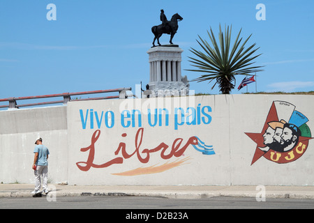 Havana, Cuba, vivo en un pais libre, the slogan on a wall of the UJC Stock Photo