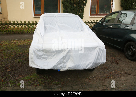 Car under tarp hi-res stock photography and images - Alamy