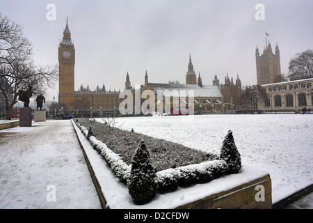 London, UK. 20th January 2013. Snow in Parliament Sqaure, the Houses of Parliament and Big Ben, London, England. Alamy Live News Stock Photo