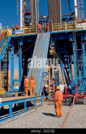 Assimpling Rig Assembling a well rig Stock Photo - Alamy