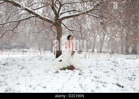 London, UK. Sunday 20th January 2013. Chinese bride to be Sa Sa (27) having some wedding pictures taken as snow fall covers St James's Park in London. She is due to get married in the Summer in the UK to her fiance Tao Wei (26). Alamy Live News Stock Photo