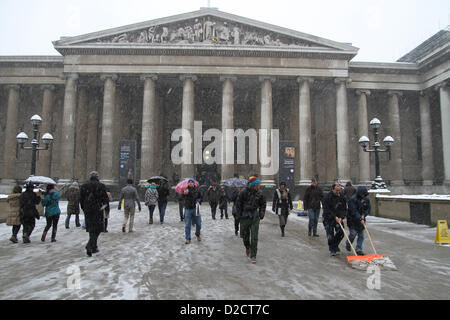 Central London, UK. 20th January 2013. Visitors at the British Museum brave the snow whilst staff at the museum try to keep the p Stock Photo