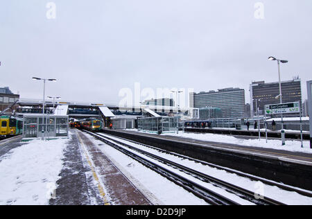 A usually packed platform stands empty as thousands of commuters stay away from East Croydon train station in South London during Monday morning 8:30 rush hour, heeding warnings of travel chaos as trains heading into London are either cancelled or severely delayed due to the snow. 21 January 2013. Stock Photo