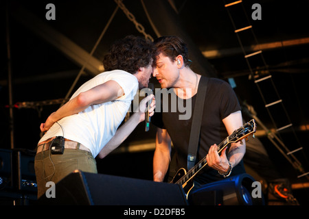 SNOW PATROL Gary Lightbody Nathan Connolly (R)  on stage at V Festival Essex UK Stock Photo