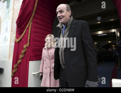 Washington, District Of Columbia, USA.  21st Jan, 2013. Singer James Taylor and wife Kim Taylor arrive on the West Front of the Capitol in Washington, Monday, Jan. 21, 2013, for the Presidential Barack Obama's ceremonial swearing-in ceremony during the 57th Presidential Inauguration. (Credit Image: Credit:  Win Mcnamee/Pool/Prensa Internacional/ZUMAPRESS.com/Alamy Live News) Stock Photo