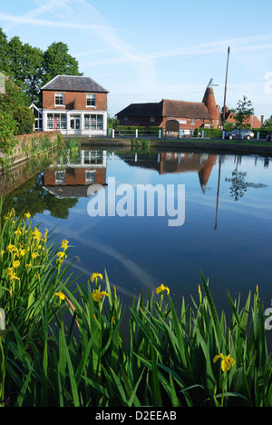 Village pond and oast house at Goudhurst in Kent, UK Stock Photo