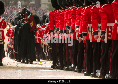 Irish Guards and band marching to Horse Guards' Parade Stock Photo