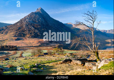 Early Morning Light on Tryfan and Llyn Ogwen, Snowdonia National Park, North Wales, UK Stock Photo
