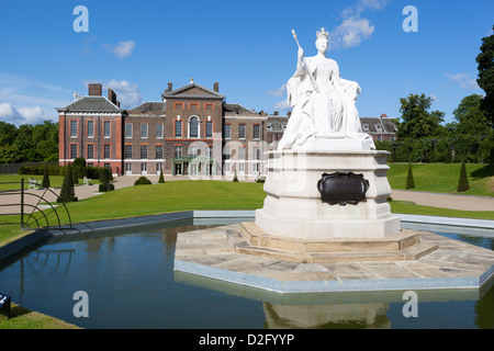 Kensington Palace, home of Prince William and Kate Middleton, with statue of Queen Victoria from 1837 Stock Photo