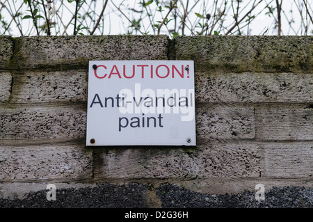 Sign on a wall warning of the presence of anti-vandal and anti-climb paint Stock Photo