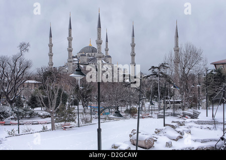 First snow in 5 years in Istanbul Turkey covers the Blue Mosque (Feb 2008) Stock Photo