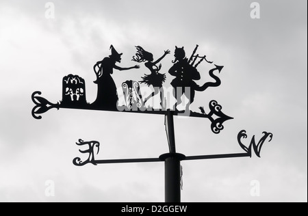 Scotland, South Ayrshire, Alloway, Poet's Path, weather vane depicts scene from Robert Burns poem Tam o'Shanter Stock Photo