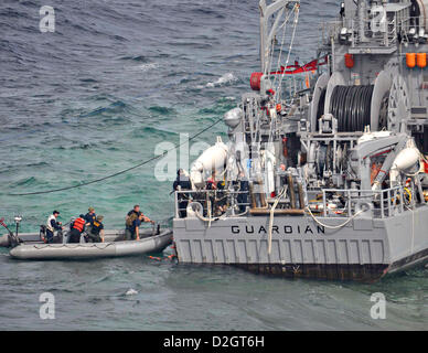 US Navy minesweeper USS Guardian sits aground on the Tubbataha Reef ...