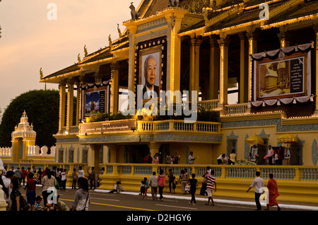 People mourn the late king Norodom Sihanouk in front of the Royal Palace in Phnom Penh Stock Photo