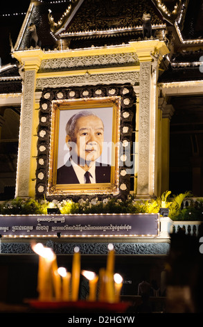 People mourn the late king Norodom Sihanouk in front of the Royal Palace in Phnom Penh Stock Photo