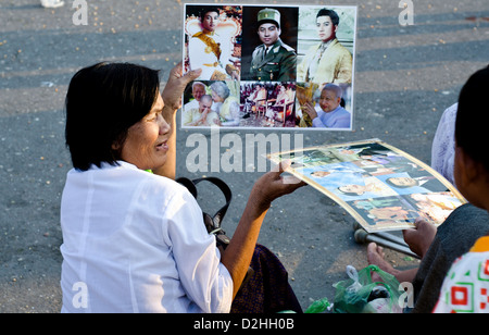 People mourn the late king Norodom Sihanouk in front of the Royal Palace in Phnom Penh Stock Photo