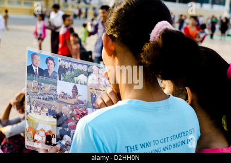 People mourn the late king Norodom Sihanouk in front of the Royal Palace in Phnom Penh Stock Photo