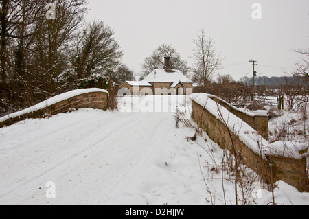 Keepers estate cottage in the snow Wimpole Stock Photo