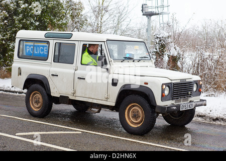 A Thames Valley Police Land Rover Defender 4x4 in use during snowy weather Stock Photo