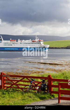 Serco Northlink ferry leaving Stromness on Orkney Stock Photo