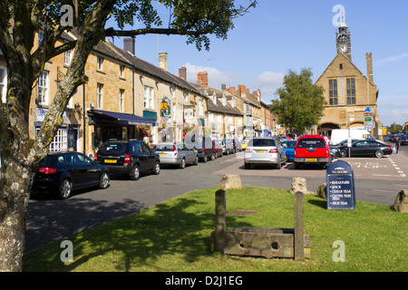 Moreton-in-Marsh street scene, Cotswolds, Gloucestershire, England, UK Stock Photo