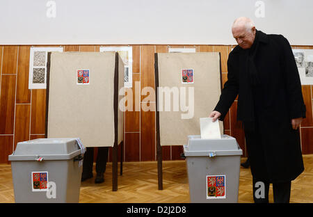 Czech Republic. 25th January 2013. Outgoing Czech President Vaclav Klaus arrives to cast his ballot in the second round of direct presidential election in Prague, Friday, Jan. 25, 2013. The presidential run-off vote in which Foreign Minister and TOP 09 chairman Karel Schwarzenberg and former Social Democrat prime minister Milos Zeman (now Party of Citizens' Rights, SPOZ) are running started in the Czech Republic at 14:00 CET today. (CTK Photo/Katerina Sulova) Stock Photo