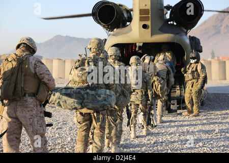 Lash-e Juwayn, Afghanistan. 24th January 2013. US soldiers board a CH-47 Chinook helicopter at Forward Operating Base Farah on their way to a mission in Lash-e Juwayn January 24, 2013 in Farah, Afghanistan. Stock Photo