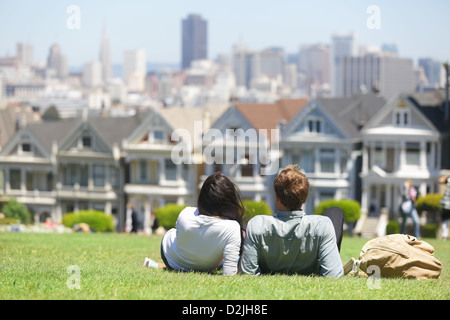 Alamo Square people. Couple in Alamo Park by the Painted Ladies, The Seven Sisters, San Francisco, California, USA Stock Photo