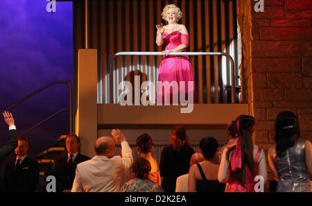 Laura Parfitt as Marilyn Monroe performs on stage during rehearsals of the opera 'Happy Birthday, Mr. President' by Kriss Russmann (music) and Syllaynn Kleibel (text) at Volkstheater Rostock in Rostock, Germany, 25 January 2013. The opera will be performed for the first time on 27 January 2013. The plot is for the most part fictitious and will take a look at the life of US diva Marilyn Monroe (1926-1962). Photo: BERND WUESTNECK Stock Photo