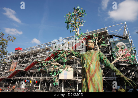street artist in front of the Pompidou Centre in Paris  Designed by Renzo Piano and Richard Rogers Stock Photo