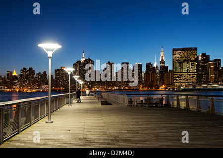 Gantry Plaza State Park at night with Long Island restored Gantries ...