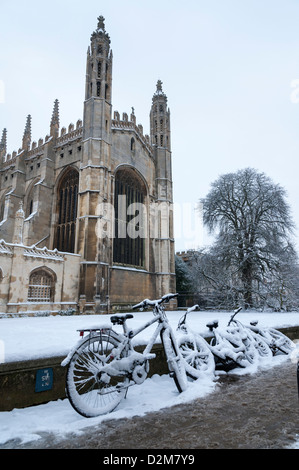 Bicycles in the snow outside King's College Chapel, Cambridge University King's Parade Cambridge UK Stock Photo