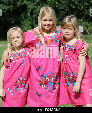 QUEEN BEATRIX OF THE NETHERLANDS ABDICATION FILE PIX: Dutch Princess Amalia (C) poses with her sisters Princess Ariane (L) and Princess Alexia for the media during a photo session at estate The Horsten in Wassenaar, The , 7 July 2012. Prince Willem-Alexander lives with his family at Villa Eikenhorst at Estate the Horsten. Photo: Patrick van Katwijk    Stock Photo