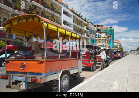 Tuk tuks outside restaurants, Sisowath Quay, Phnom Penh, Cambodia, Indochina, Southeast Asia, Asia Stock Photo