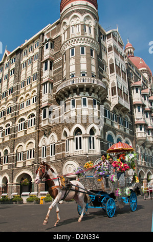Horse drawn carriage on a sightseeing trip around Colaba Mumbai in front of theTaj Mahal Palace Hotel Mumbai ( Bombay ) India Stock Photo