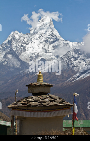 Buddhist shrine and Ama Dablam mountain in the Himalayan range of eastern Nepal. 6,856 metres (22,493 ft). Khumbu Valley Nepal Stock Photo