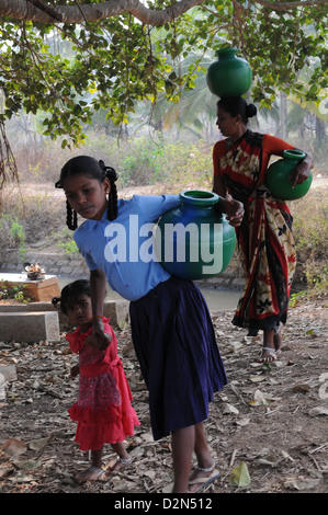 Carrying pot of water, Maralwadi, Karnataka, India, Asia Stock Photo