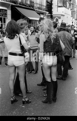 1970s fashion UK Girls wearing 'Hot Pants', stylish, fashionable in the 70s. Beauchamp Place, Knightsbridge London SW3 1971 HOMER SYKES Stock Photo