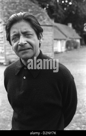 VS V S Naipaul portrait outside his Oxfordshire cottage home in 1971. 1970s England UK. HOMER SYKES Stock Photo