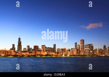 Chicago skyline and Lake Michigan at dusk with the Willis Tower, formerly the Sears Tower, on the left, Chicago, Illinois, USA Stock Photo