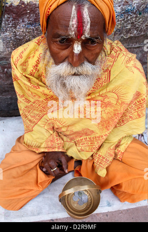 Indian holy man begging outside Dwarkadhish Temple, Dwarka, Gujarat ...