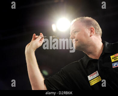 darts players throws