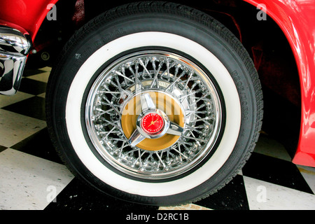 1955 Ford Thunderbird wire spokes wheel with white wall rubber at the Sarasota Pride and Joy car show in Florida Stock Photo